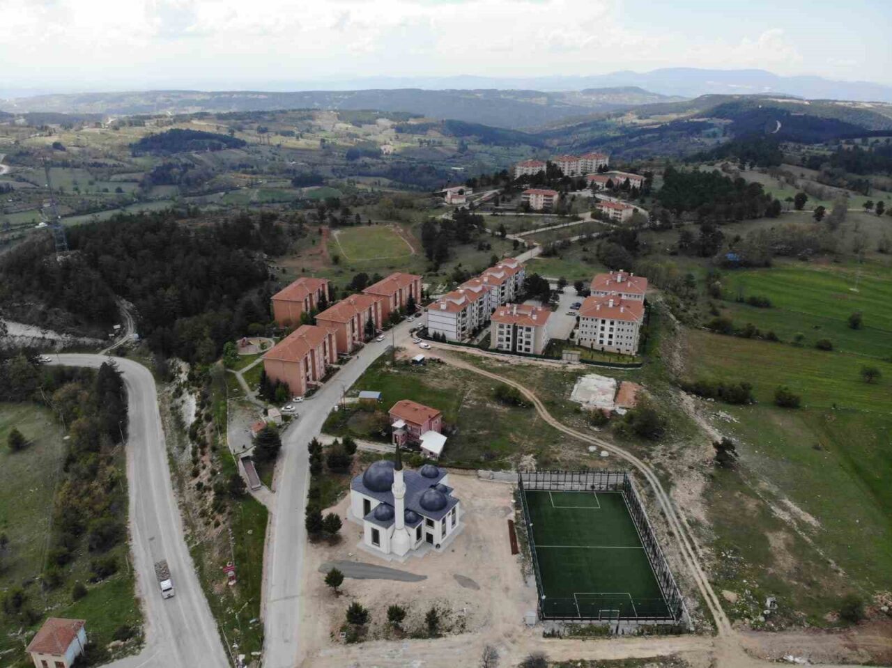 Bursa’da bir site bahçesinde yavru ayılar görülmesi üzerine yönetim, site