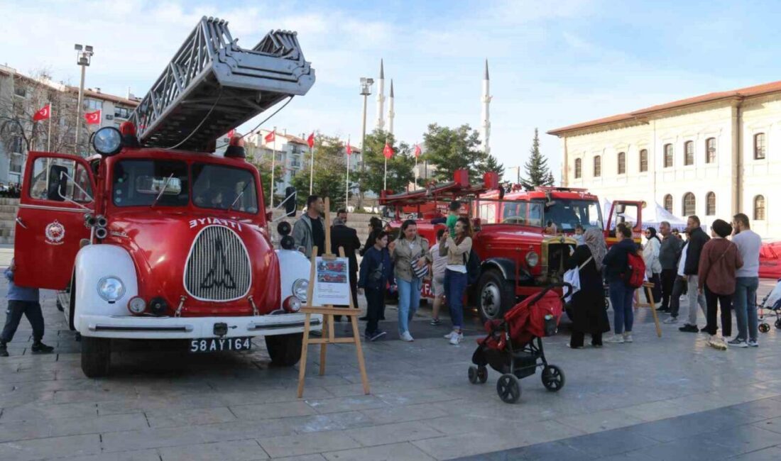 Sivas’ta İtfaiye Haftası kapsamında itfaiye araçları, ekipmanları ve antika itfaiye