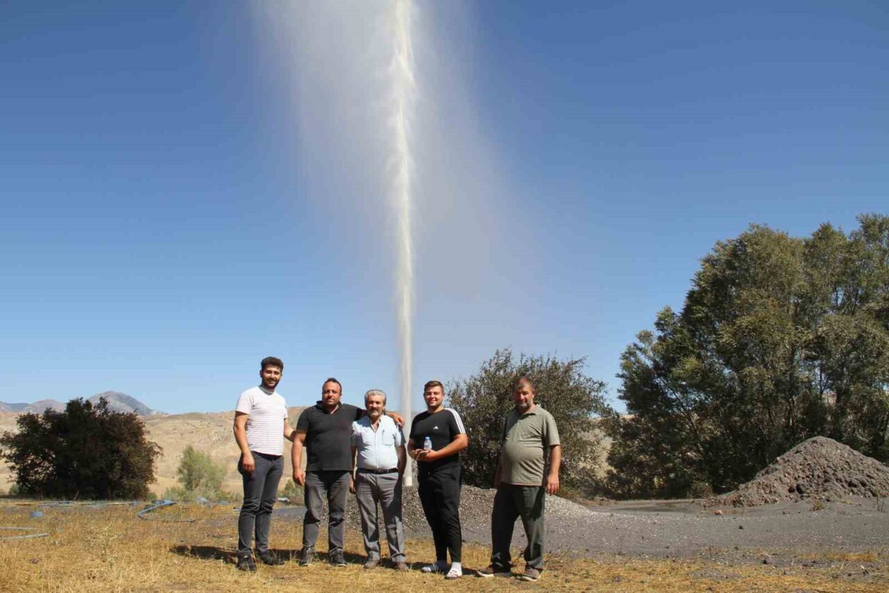 Sivas’ın Suşehri ilçesinde, ineklerine içirmek içi su sondajı yapan çiftçi
