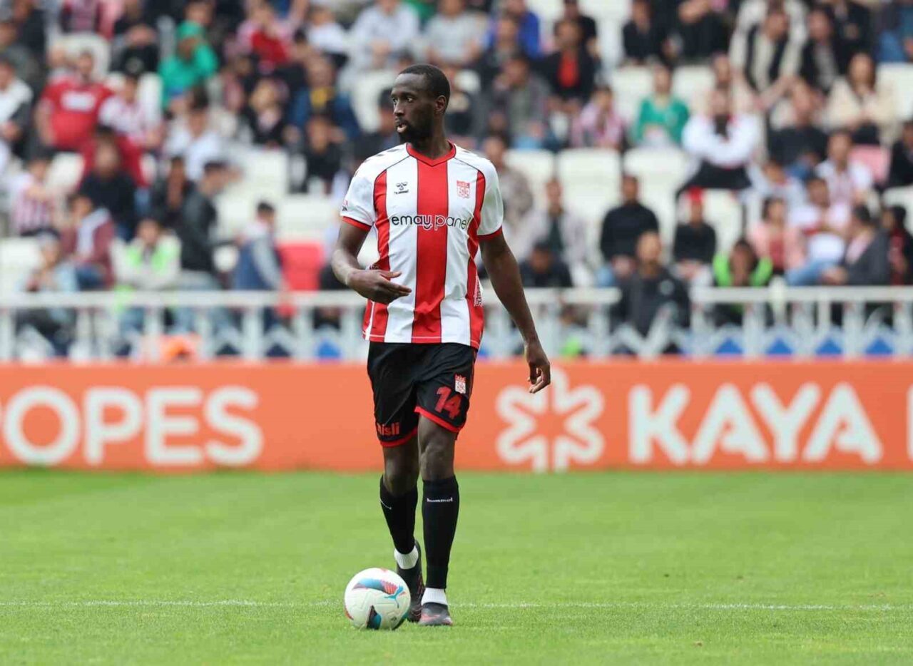 Sivasspor, takımdan ayrılan Fransız futbolcu Samba Camara’ya teşekkür etti. Kırmızı-beyazlı