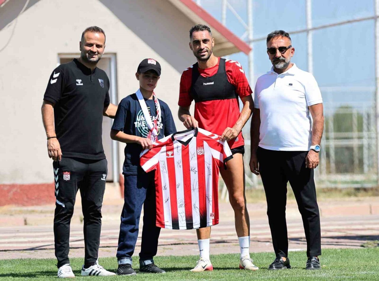 Sosyal medyada pamuk şeker satarak Sivasspor bileti almak istediğini söyleyen