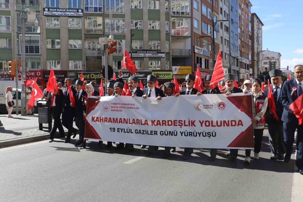 Sivas’ta, 19 Eylül Gaziler Günü münasebetiyle ‘Kahramanlarla Kardeşlik Yolunda’ yürüyüşü
