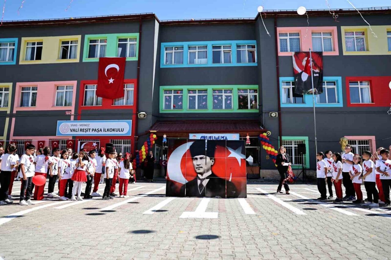 Sivas’ta İlköğretim Haftası dolayısıyla kutlama programı düzenlendi. Vali Reşit Paşa