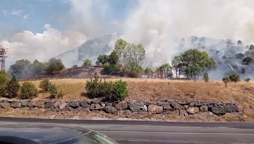 Sivas’ın Zara ilçesinde makilik alanda çıkan yangın kontrol altına alınmaya
