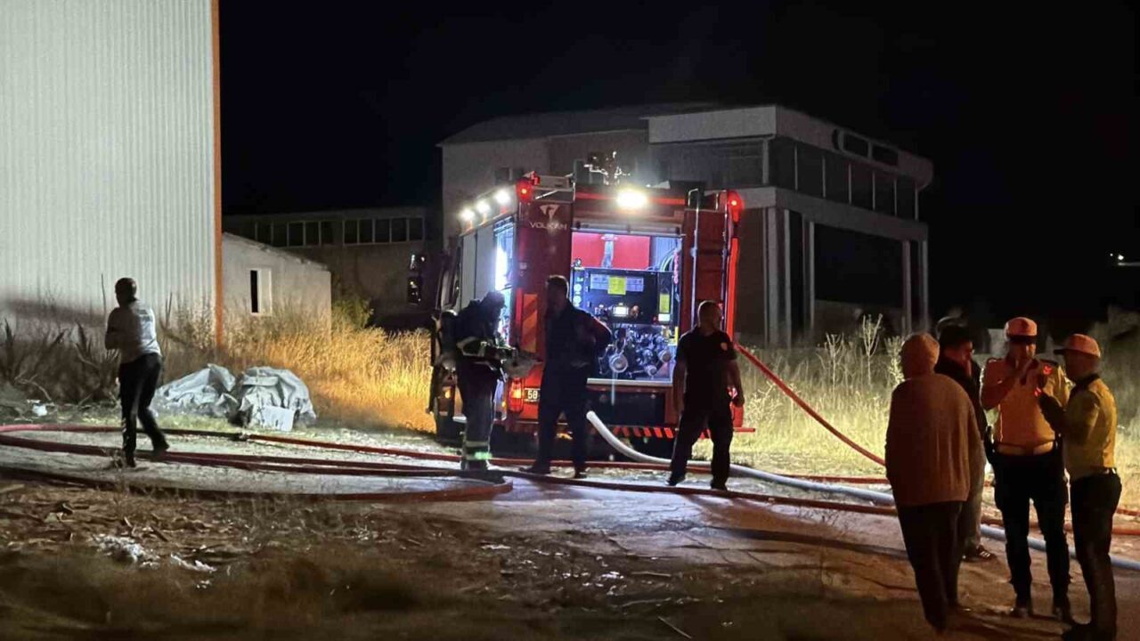 Sivas’ta Organize Sanayi Bölgesindeki (OSB) bir fabrikada çıkan yangın, itfaiye