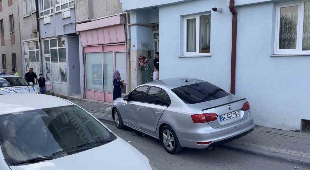 Sivas’ta polisin ‘dur’ ihtarına uymayan otomobil, yaşanan kovalamaca sırasında bir