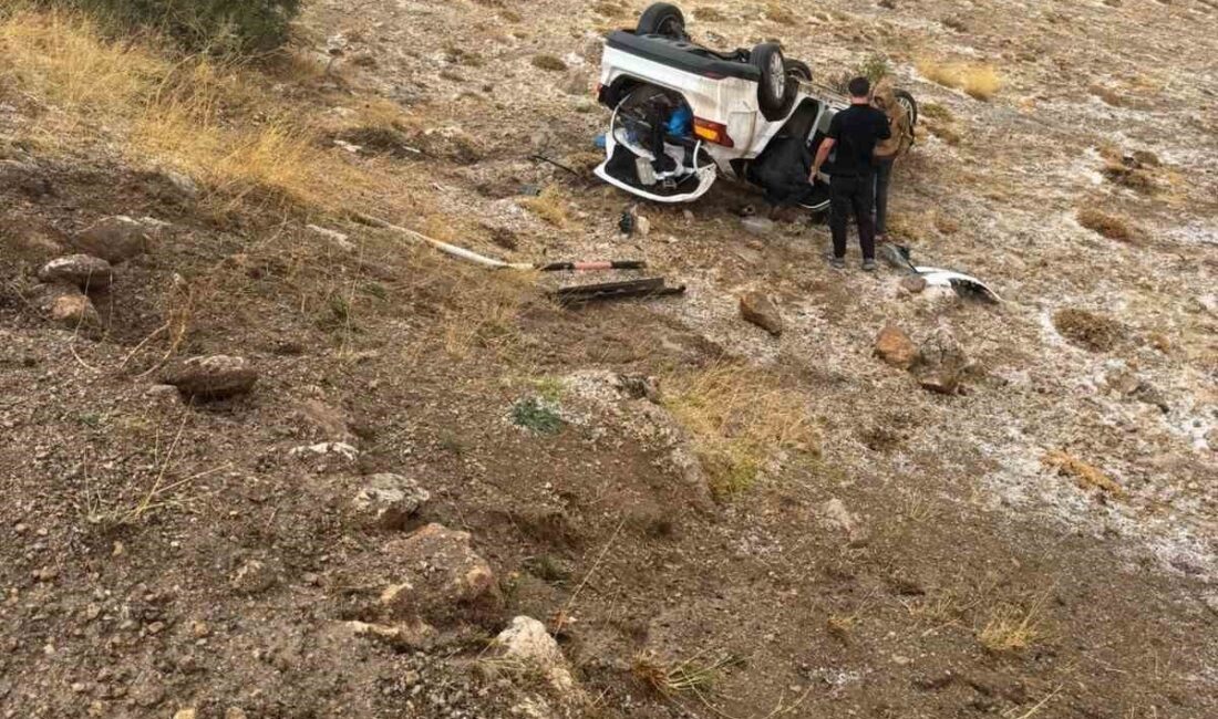 Sivas’ın Gürün ilçesinde meydana gelen trafik kazasında kontrolden çıkan otomobil