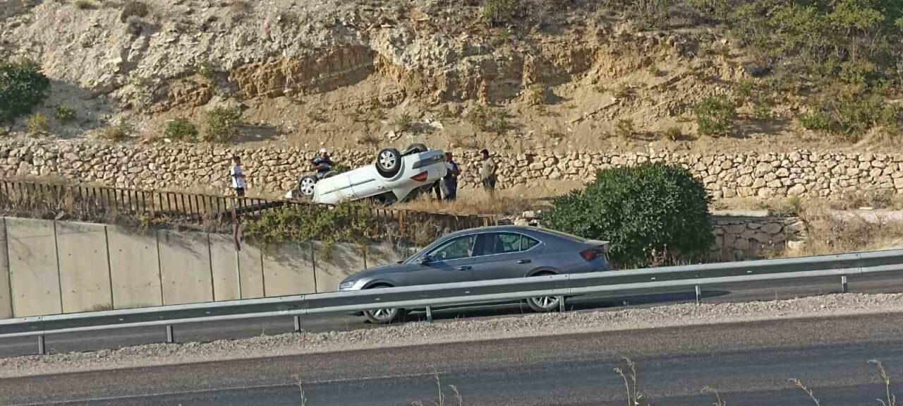 Sivas’ın Suçatı mevkiisinde meydana gelen kazada takta atan aracın sürücüsü