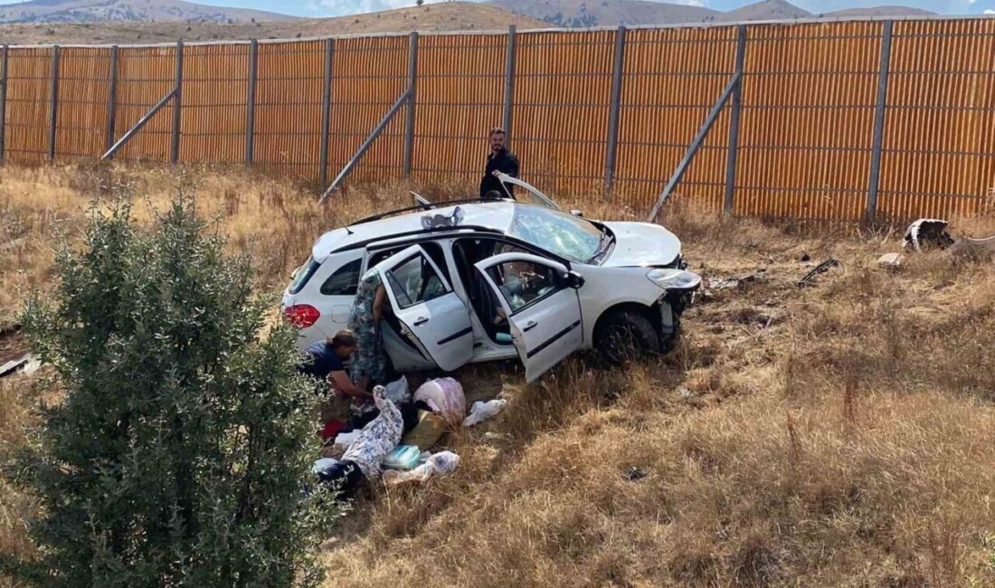 Sivas’ta yoldan çıkan araçta ki 1’i bebek 4 kişi yaralandı.