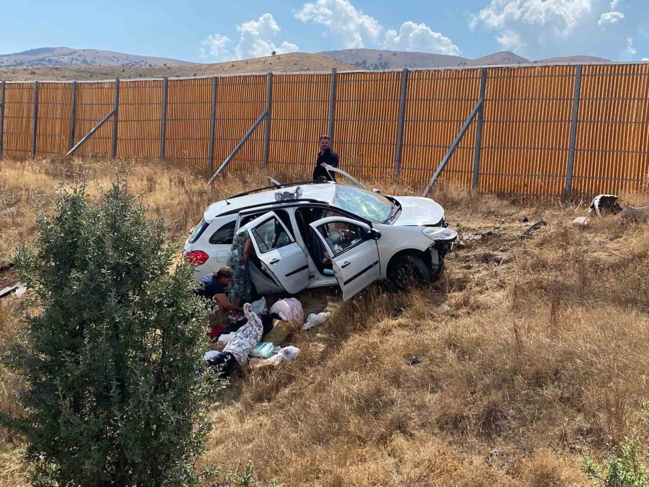 Sivas’ta yoldan çıkan araçta ki 1’i bebek 4 kişi yaralandı.