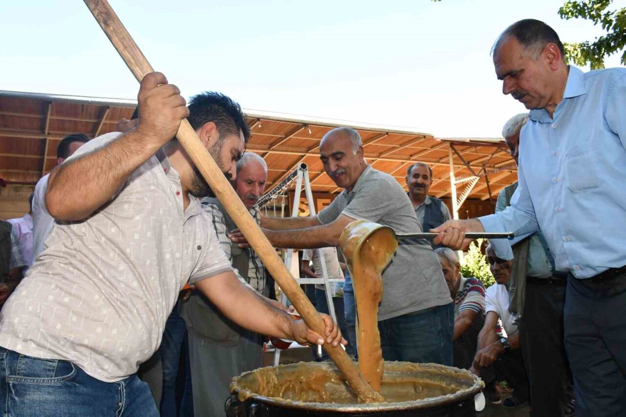 Şanlıurfa’nın Siverek ilçesinde, üzüm hasadının ardından geleneksel yöntemlerle yapılan şire