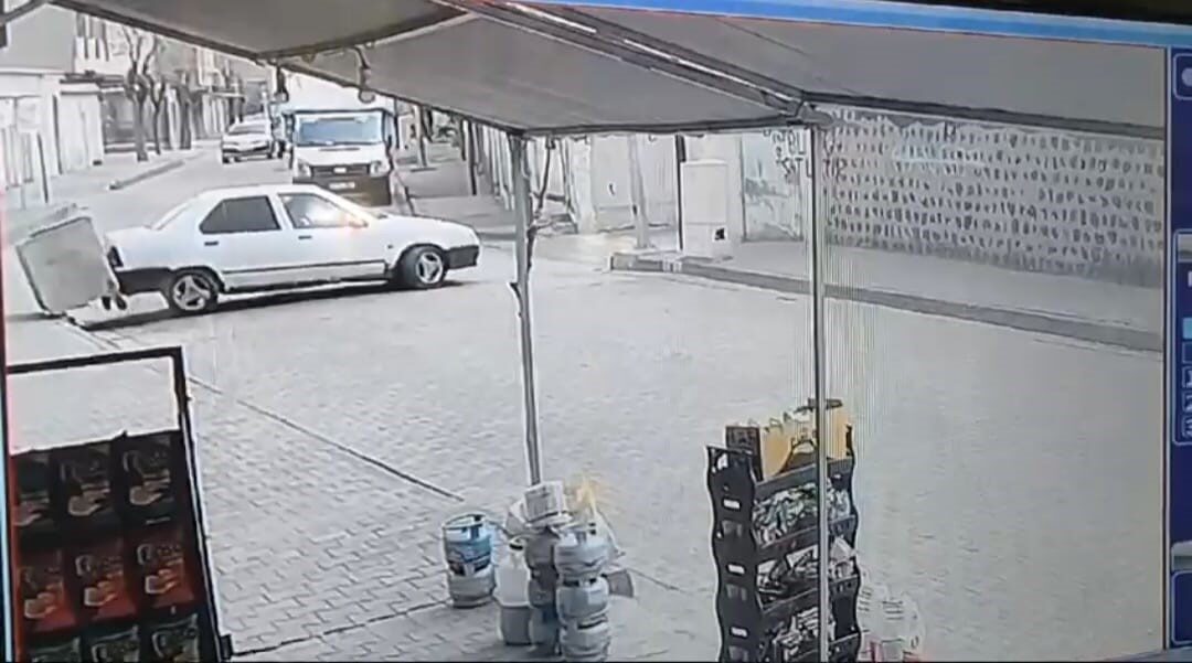 Şanlıurfa’nın Siverek ilçesinde geri manevra yaparak dönmeye çalışan bir sürücü,