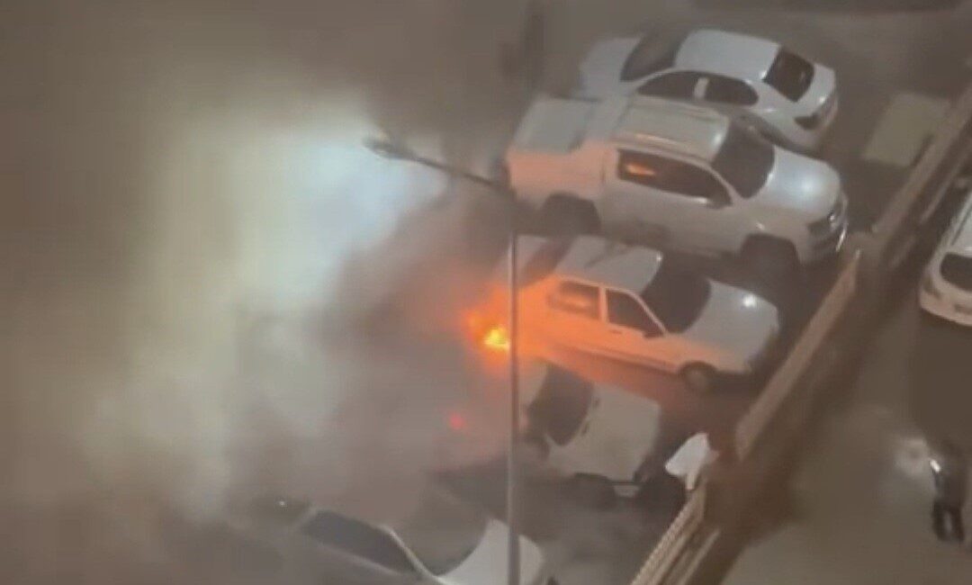 Şanlıurfa’nın Siverek ilçesinde park halindeki bir otomobil, çıkan yangında kullanılamaz