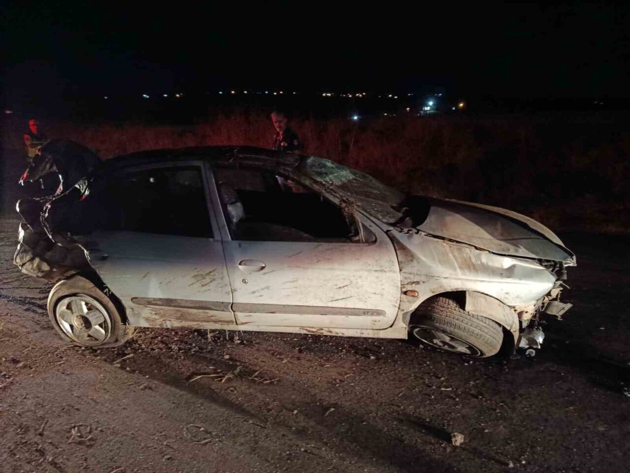 Şanlıurfa’nın Siverek ilçesinde kontrolden çıkan otomobil şarampole düşerek takla attı.