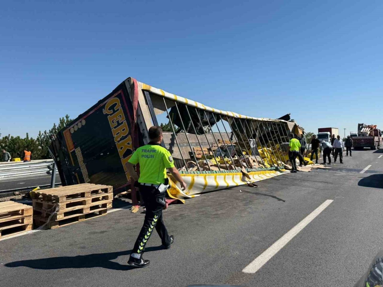 Afyonkarahisar’da sıvı yağ yüklü tır kontrolden çıkarak orta refüje devrildi.