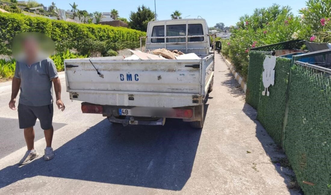 Bodrum Belediyesi Zabıta Müdürlüğü ekipleri tarafından çöp konteynerine inşaat molozu