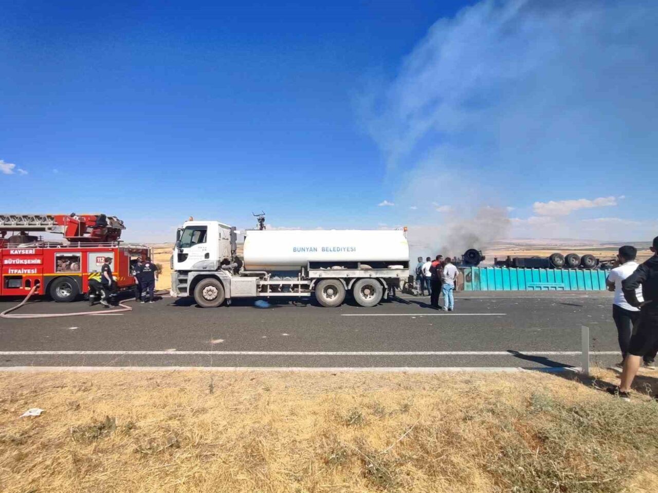 Kayseri’nin Bünyan ilçesinde bir şoför, devrildikten sonra yanan tırdan atlayarak