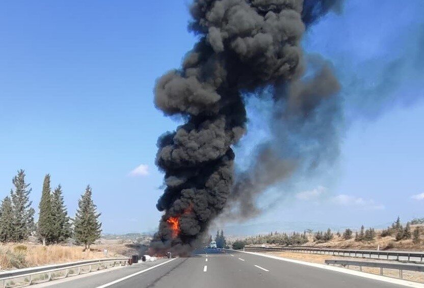 Mersin’in Tarsus ilçesinde seyir halindeki yolcu otobüsü yandı. Şoförün otobüsü