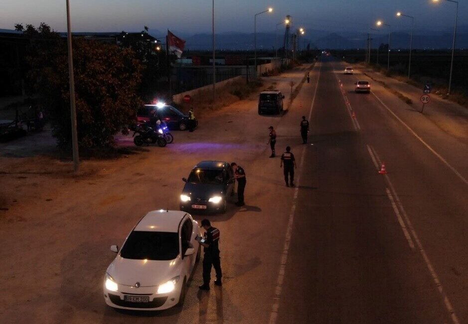 Aydın’ın Koçarlı ilçesinde ‘şok’ yol denetimi yapan jandarma ekiplerince çeşitli