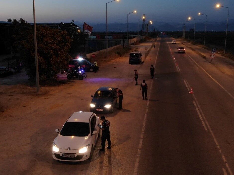 Aydın’ın Koçarlı ilçesinde ‘şok’ yol denetimi yapan jandarma ekiplerince çeşitli