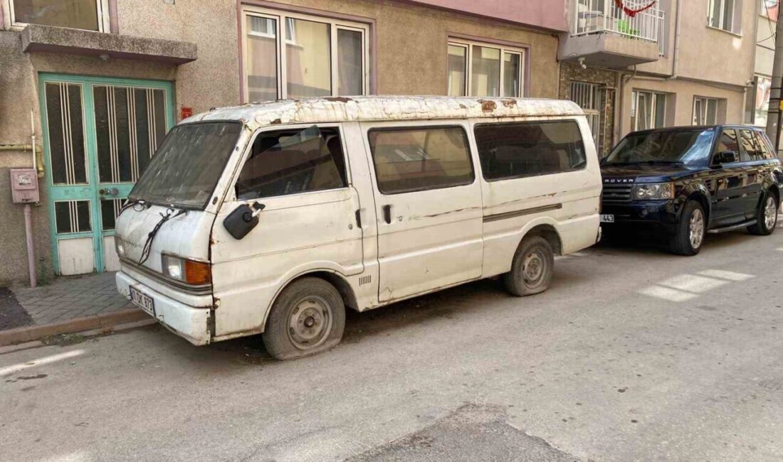 Lastikleri patlamış ve âtıl durumdaki panelvan tarzı araç, sokakta göze