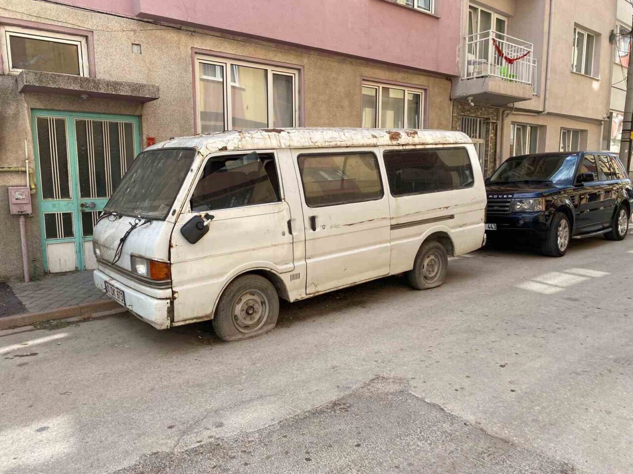 Lastikleri patlamış ve âtıl durumdaki panelvan tarzı araç, sokakta göze