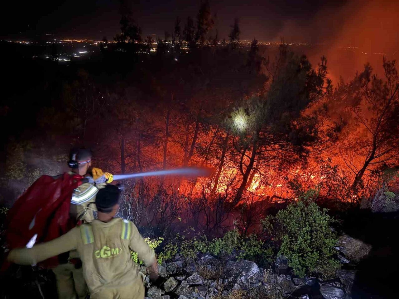 Aydın’ın Söke ilçesinde çıkan yangında alevler geceyi aydınlatırken, ekiplerin yangını