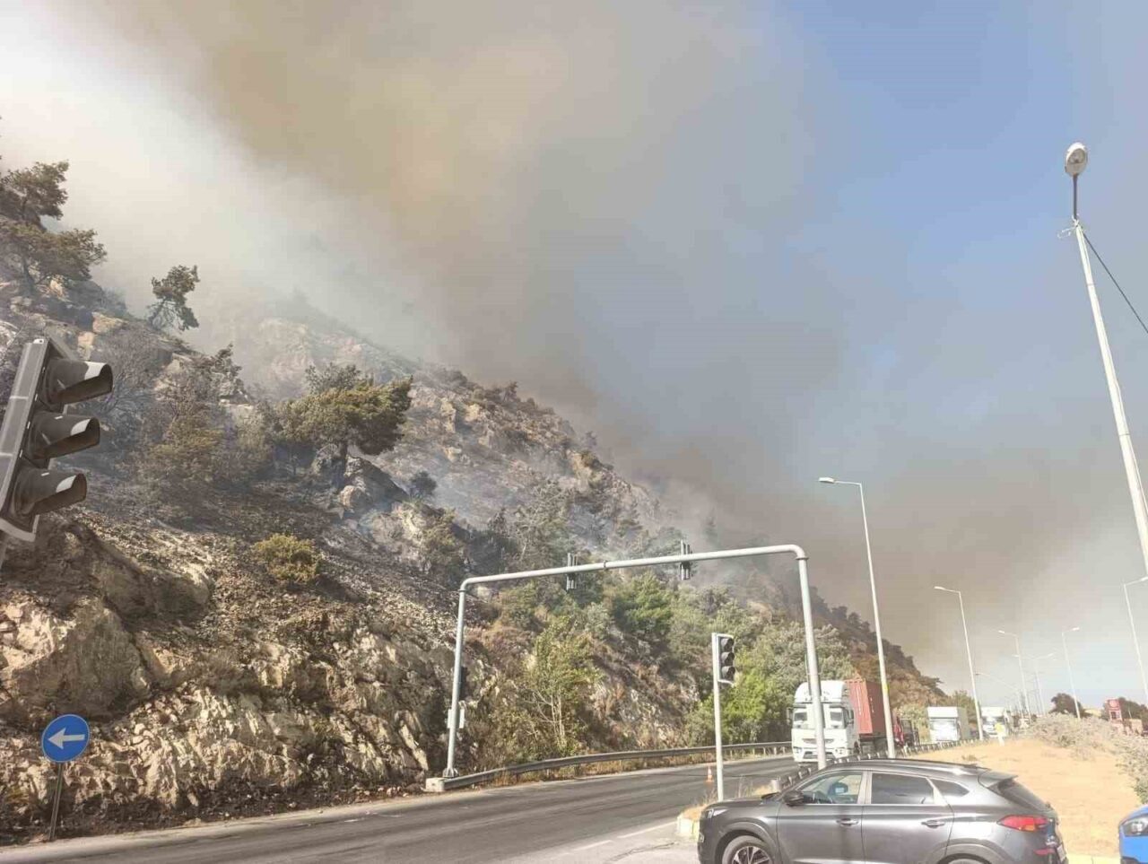 Aydın’ın Söke ilçesinde makilik alanda çıkan yangında söndürme çalışmaları havadan