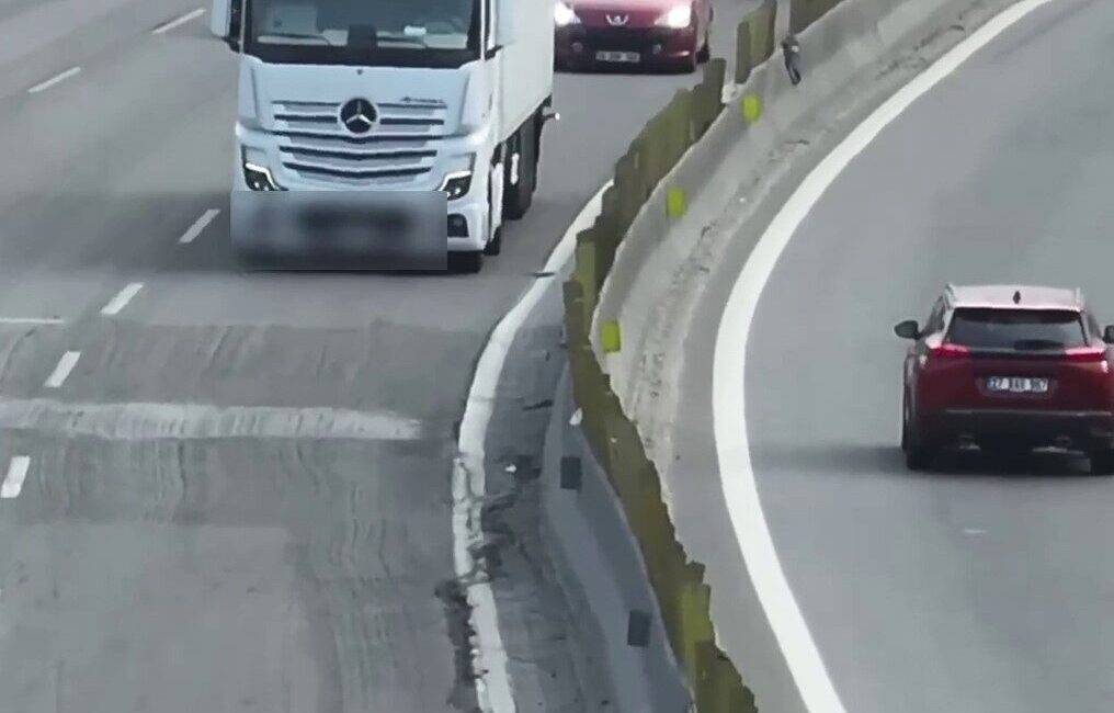 Adana’da jandarma ekipleri otoyolda şerit ihlali yapan tır ve kamyonlara