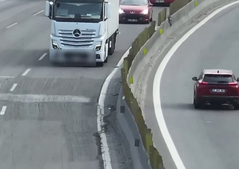 Adana’da jandarma ekipleri otoyolda şerit ihlali yapan tır ve kamyonlara