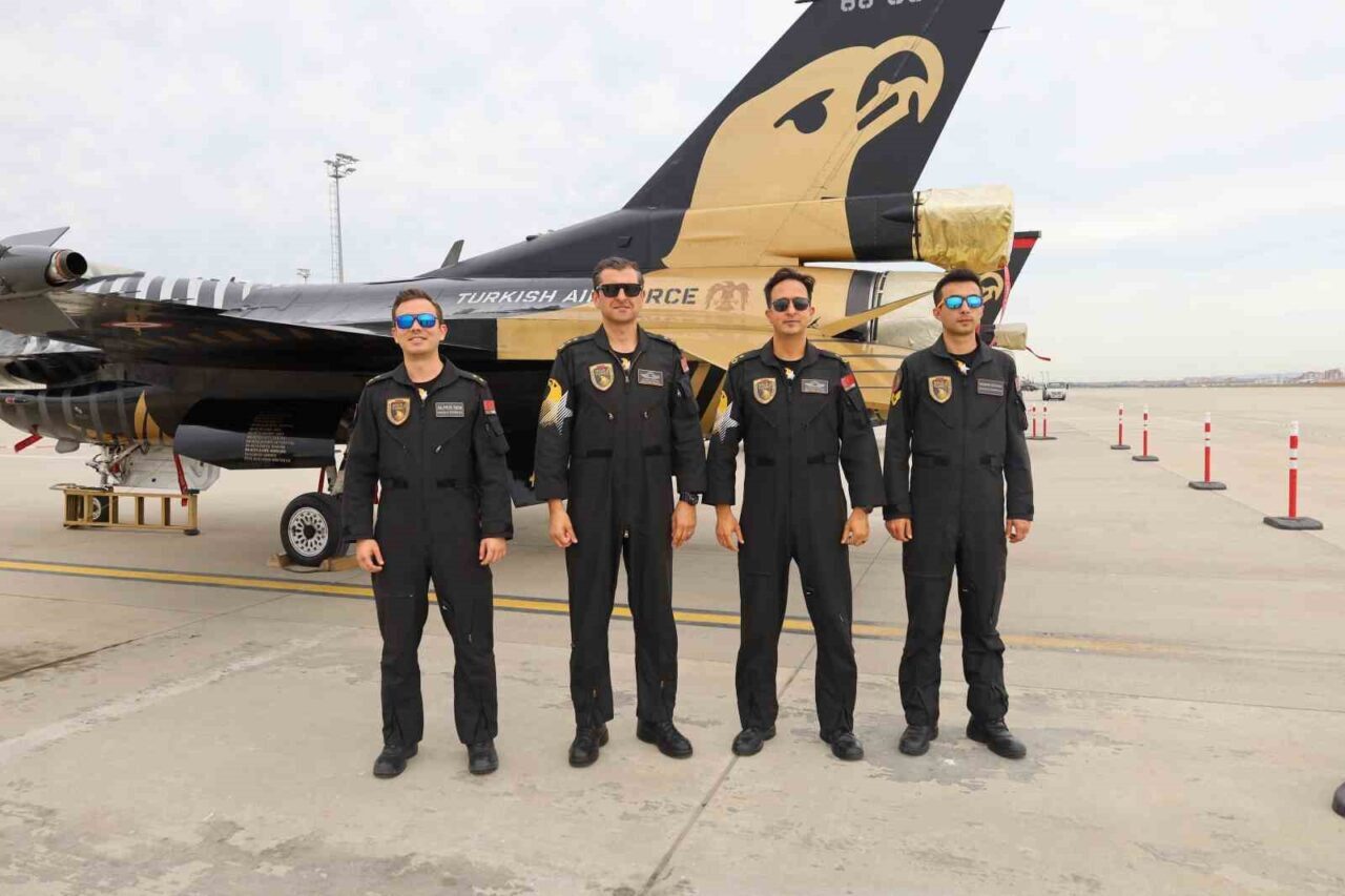 TEKNOFEST kapsamında gösteri uçuşu yapan F-16 gösteri ekibi SOLOTÜRK nefes