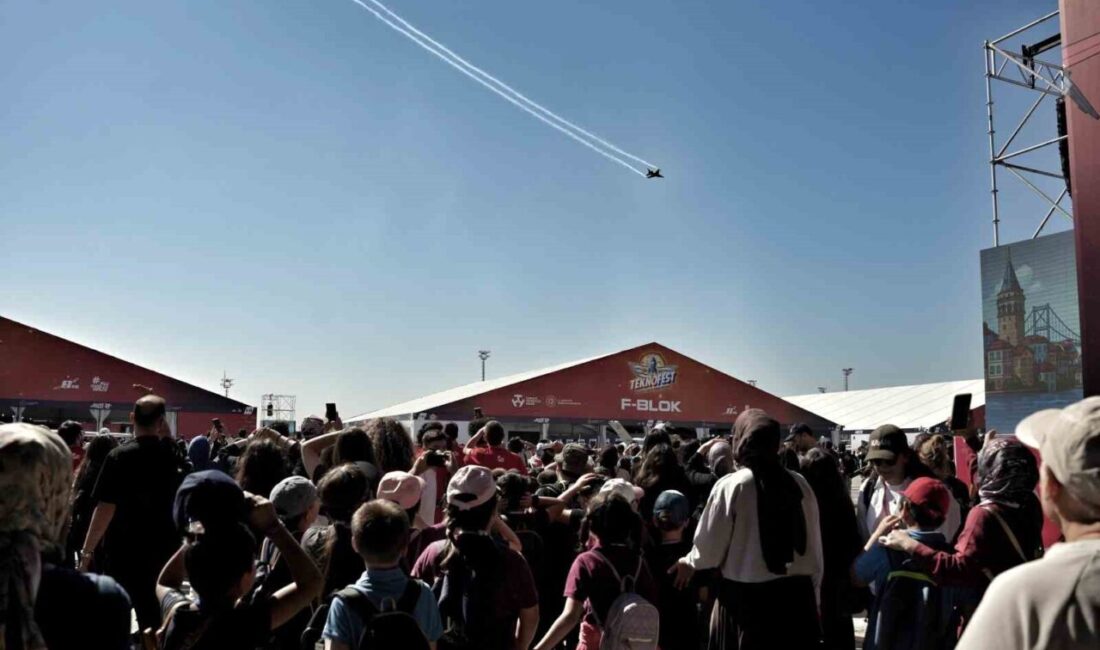 Atatürk Havalimanı’nda düzenlenen TEKNOFEST’te Solotürk gösteri uçuşu gerçekleştirdi. Dünyanın en