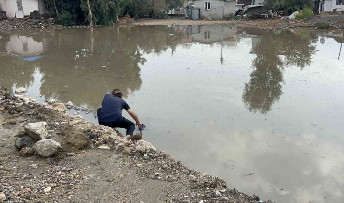 Hatay’da sabah saatlerinde etkili olan sağanak yağış, cadde ve sokaklarda