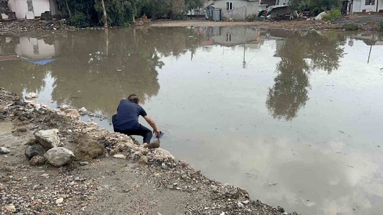 Hatay’da sabah saatlerinde etkili olan sağanak yağış, cadde ve sokaklarda