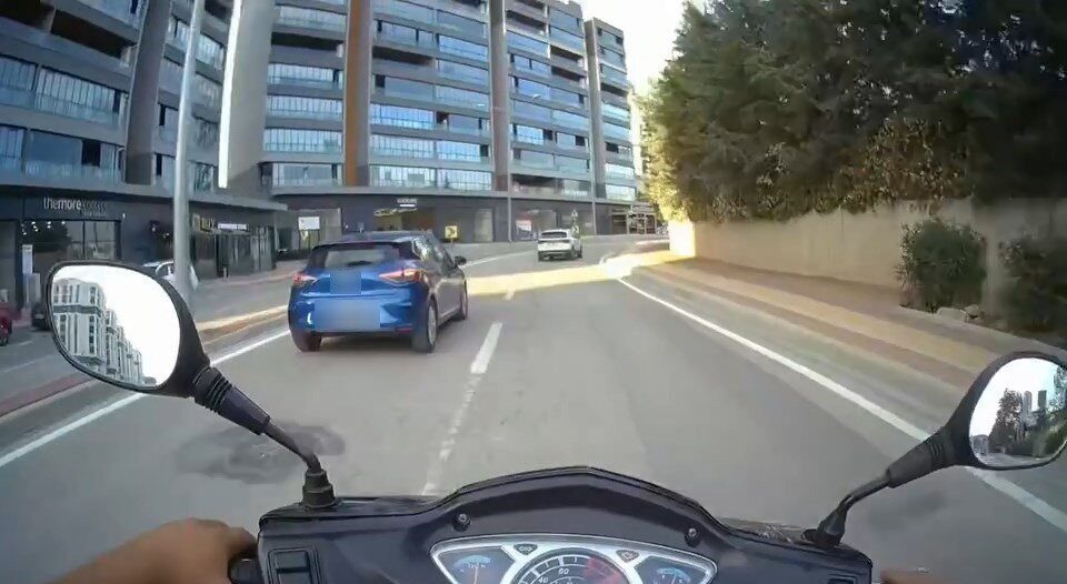 Bursa’da motosikletiyle ilerleyen sürücü, dönüşte önüne gelen otomobil şoförüyle tartışma