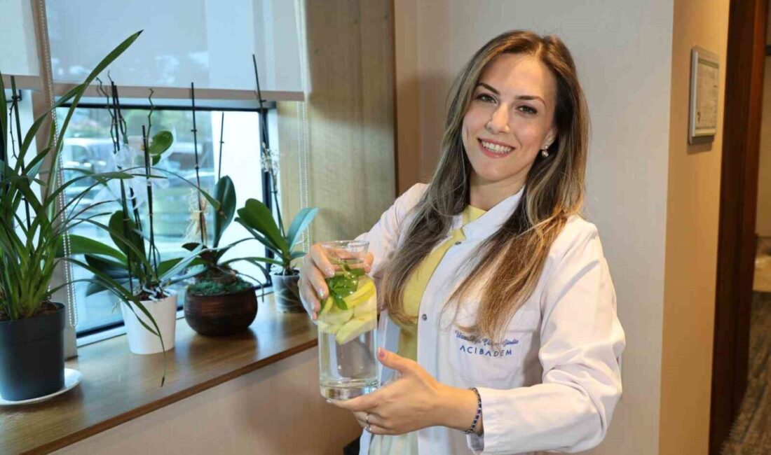 Yaz sıcaklarında sıvı ihtiyacının asitli içeceklerden karşılanmasını kesinlikle önermediklerini belirten