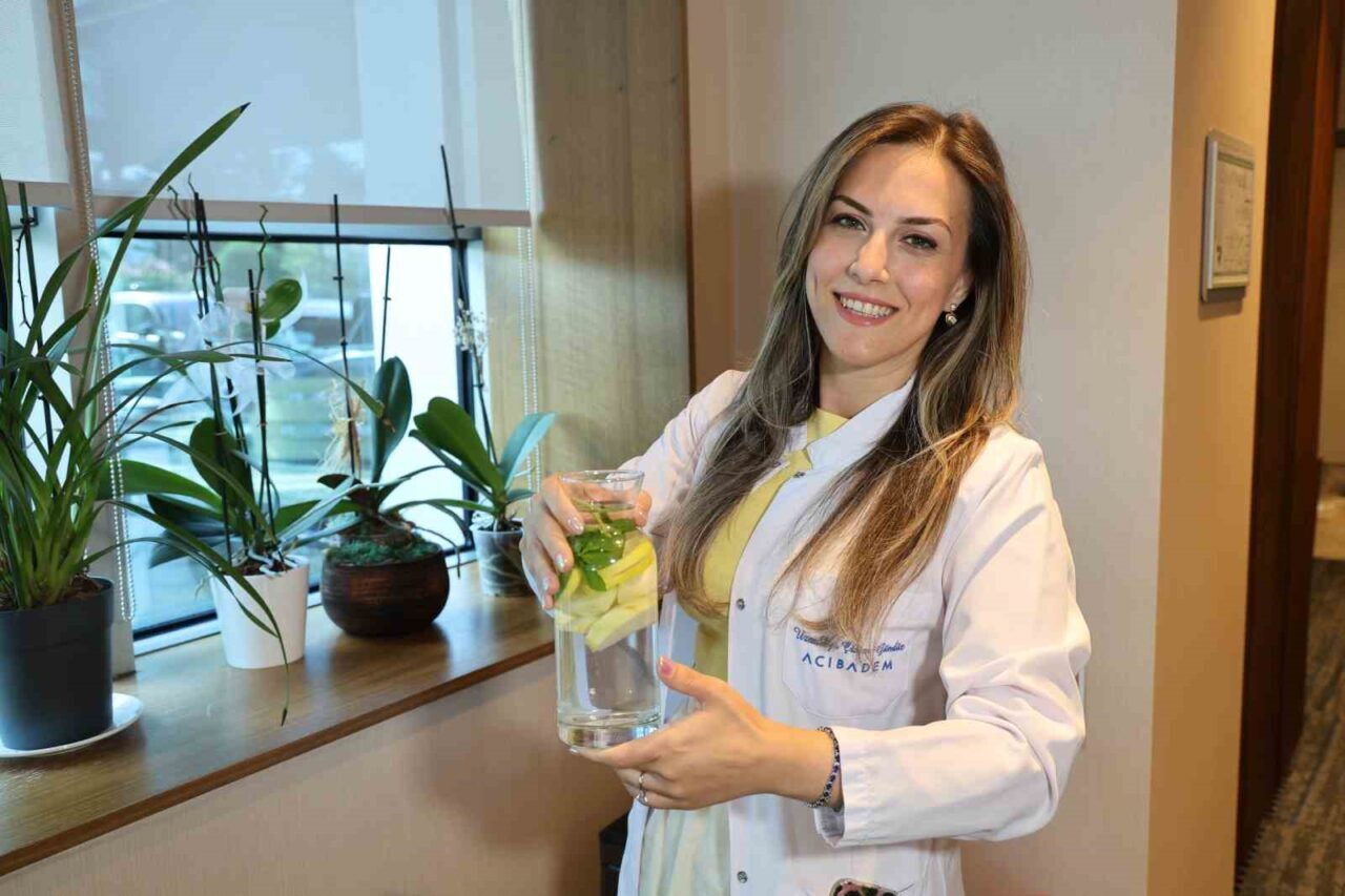 Yaz sıcaklarında sıvı ihtiyacının asitli içeceklerden karşılanmasını kesinlikle önermediklerini belirten
