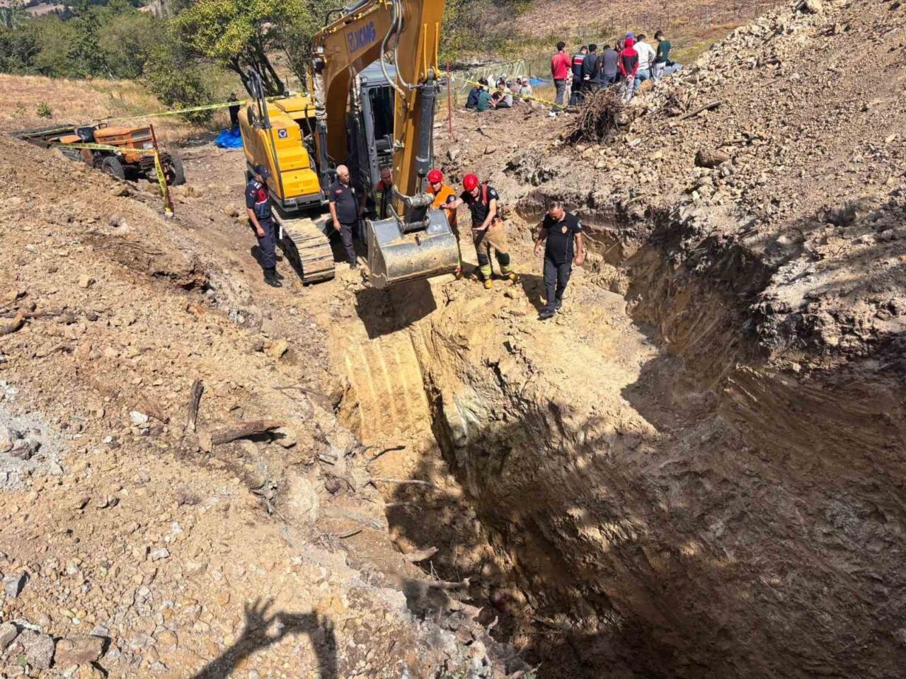 Manisa’da su kuyusu açmak isteyen 2 çiftçi, toprak yığınının kayması