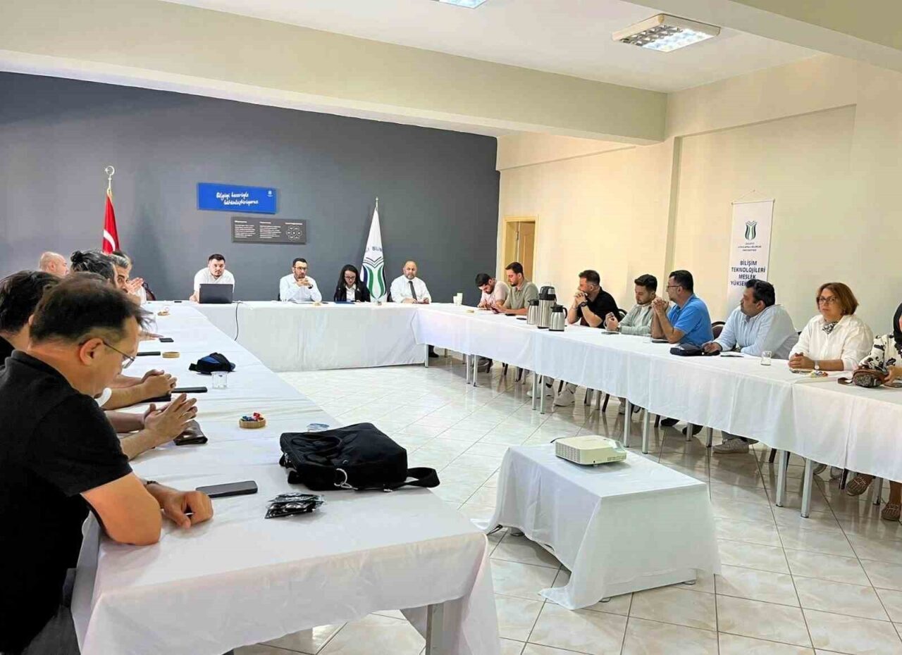 SUBÜ Bilişim Teknolojileri MYO’da Akademik Kurul Toplantısı düzenlendi. SUBÜ Rektörü