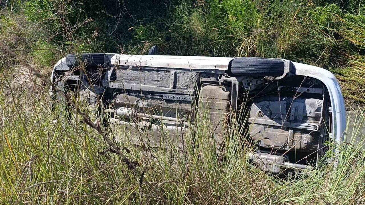 Antalya’nın Manavgat ilçesinde seyir halindeki otomobil, sürücüsünün direksiyon hakimiyetini kaybetmesi