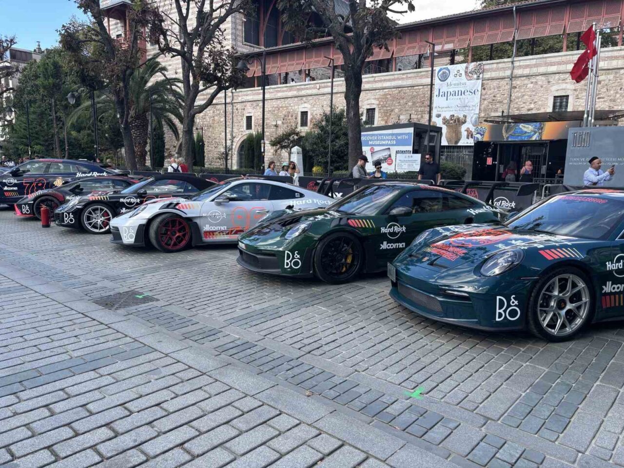 Sultanahmet Meydanı’nda ’Gumball 3000 Rallisi’ öncesi kurulan sergide, klasik ve