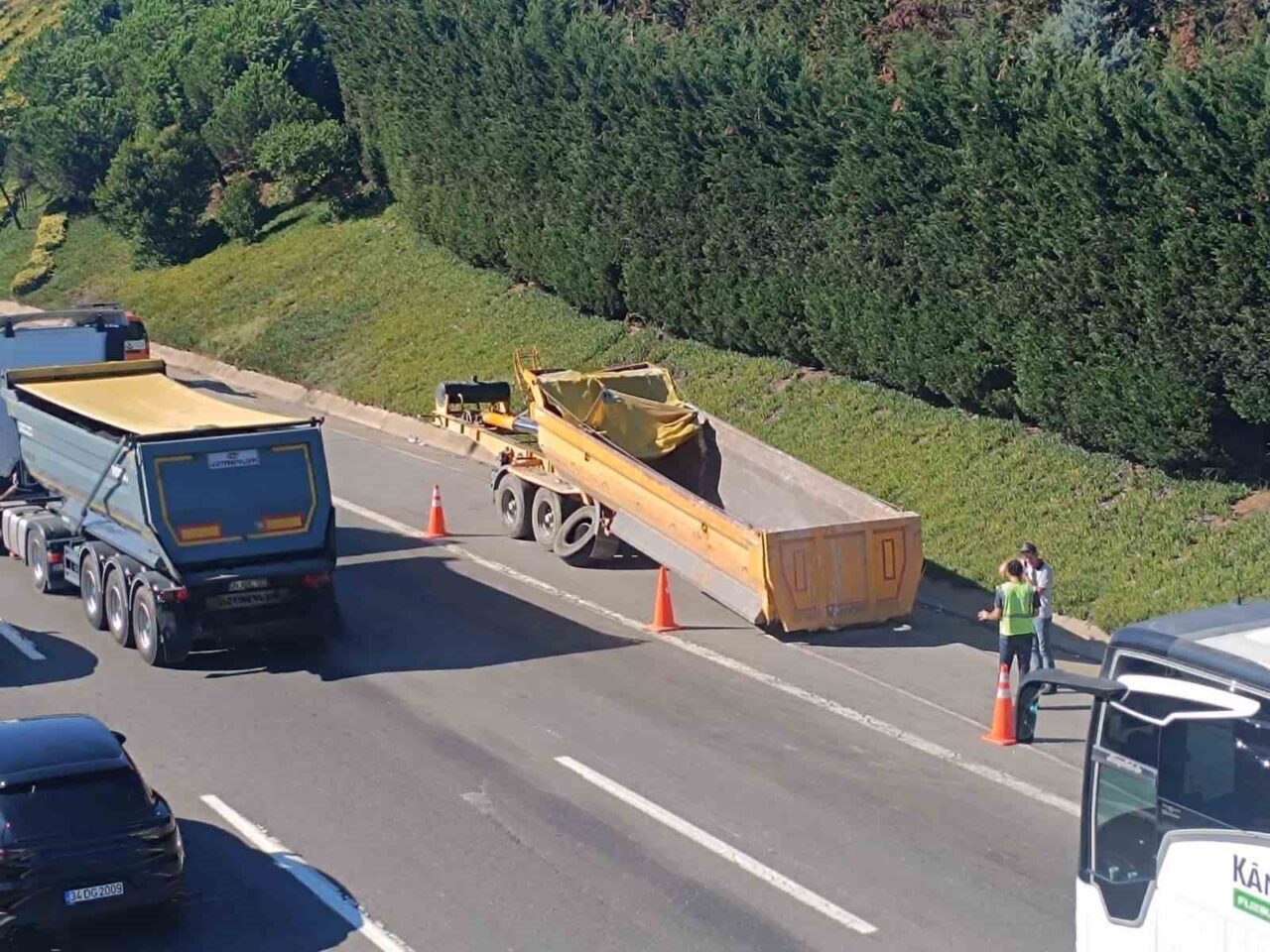 Sultanbeyli’de hafriyat yüklü kamyonun dorsesi henüz belirlenemeyen bir nedenle üst