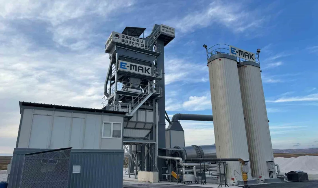 Sungurlu Belediyesi tarafından düzenlenen törenle asfalt plenti tesisi açılırken, halk