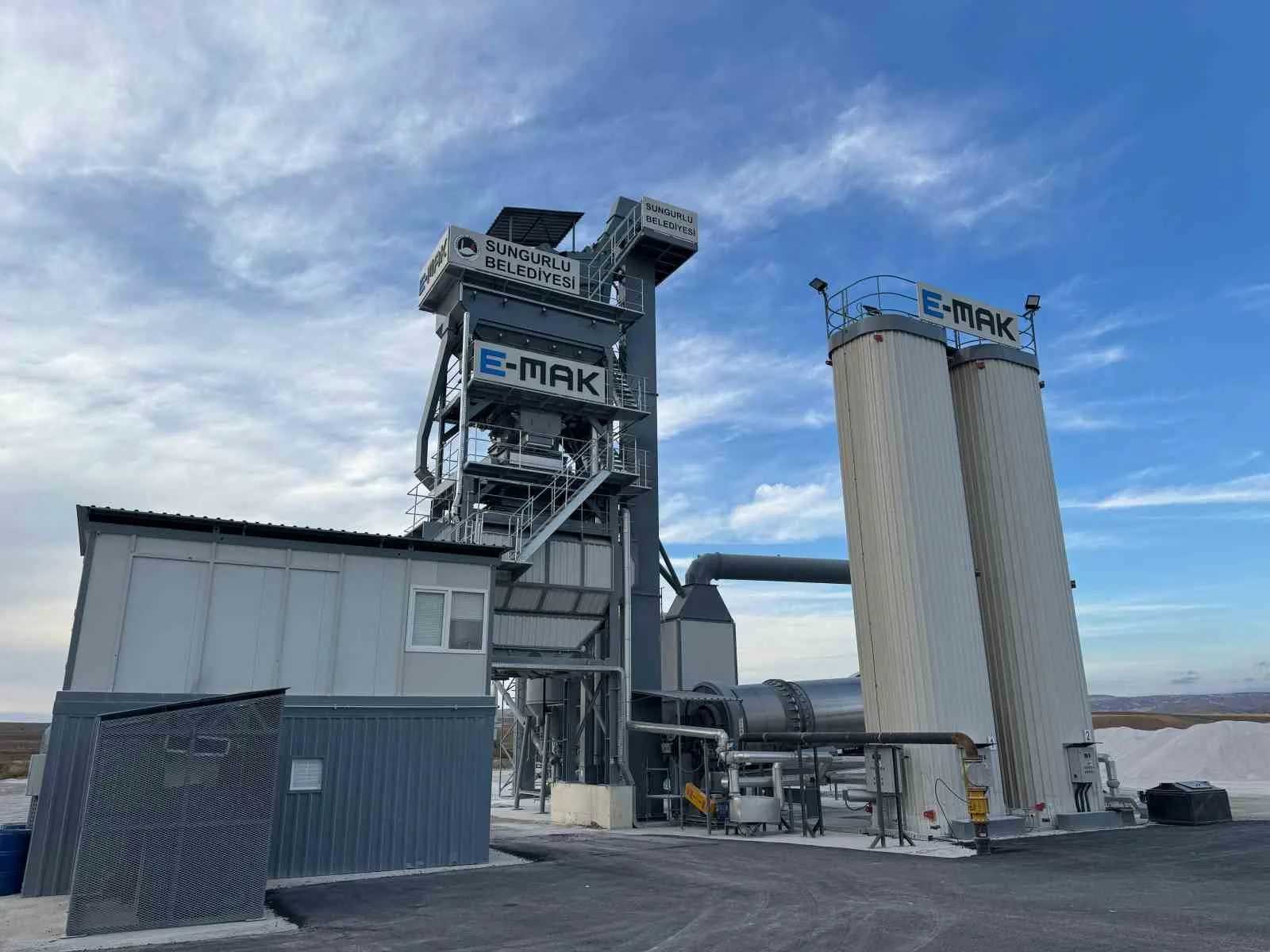 Sungurlu Belediyesi tarafından düzenlenen törenle asfalt plenti tesisi açılırken, halk