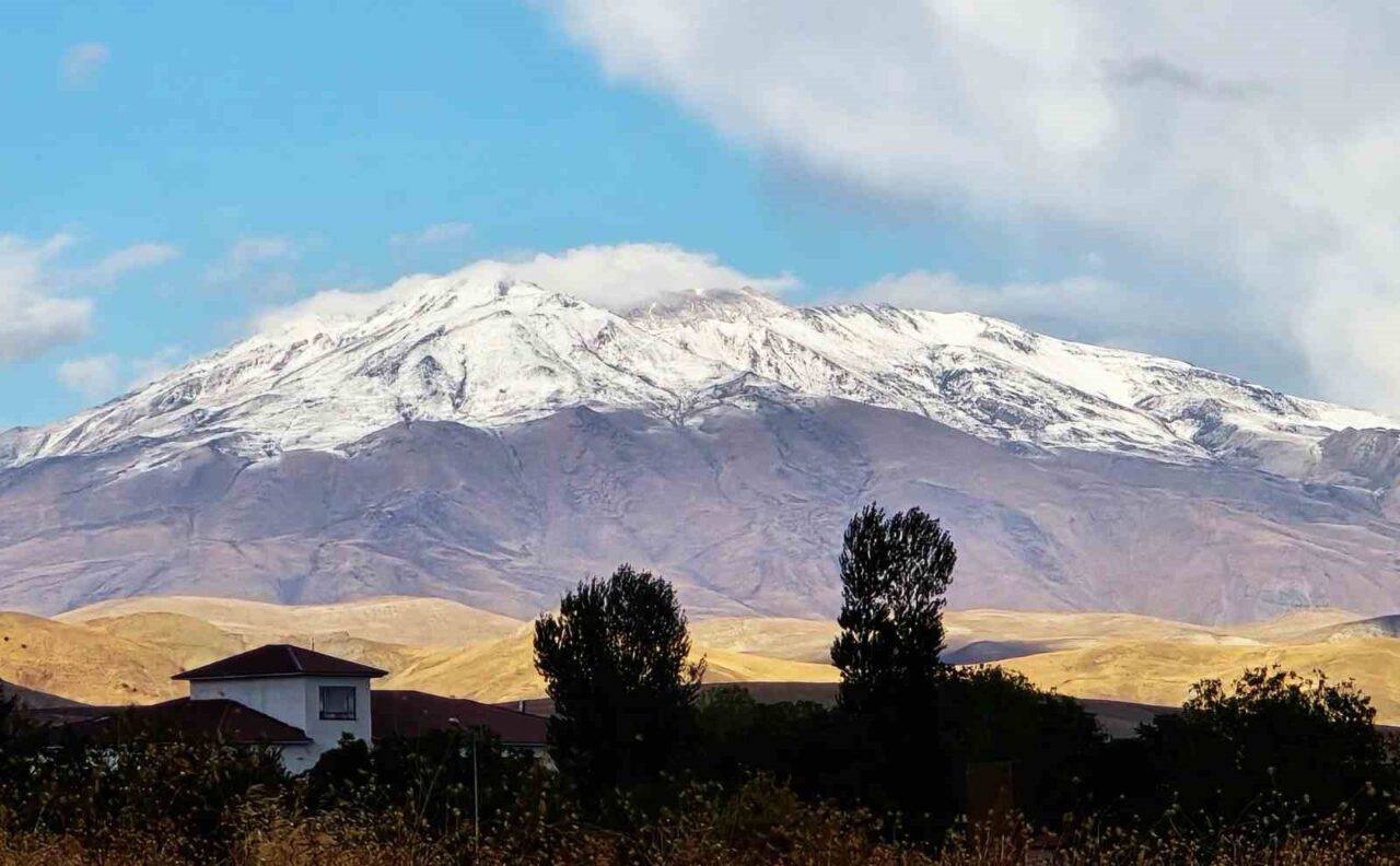 Bitlis’in Adilcevaz ilçesinde bulunan 4058 metre yüksekliğindeki Süphan Dağı, yağan