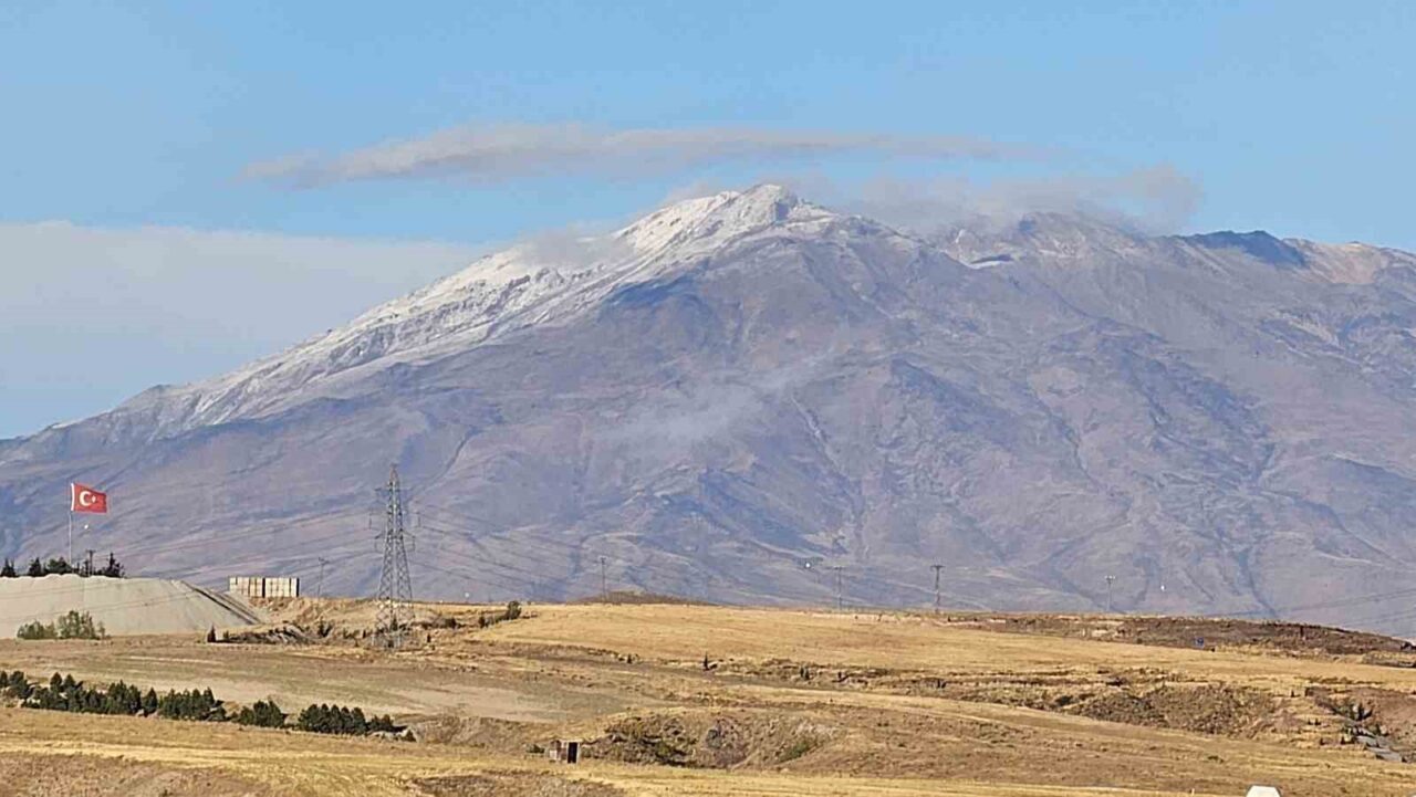Bitlis’in Adilcevaz ilçesi sınırlarında bulunan 4 bin 58 metre yükseklikteki