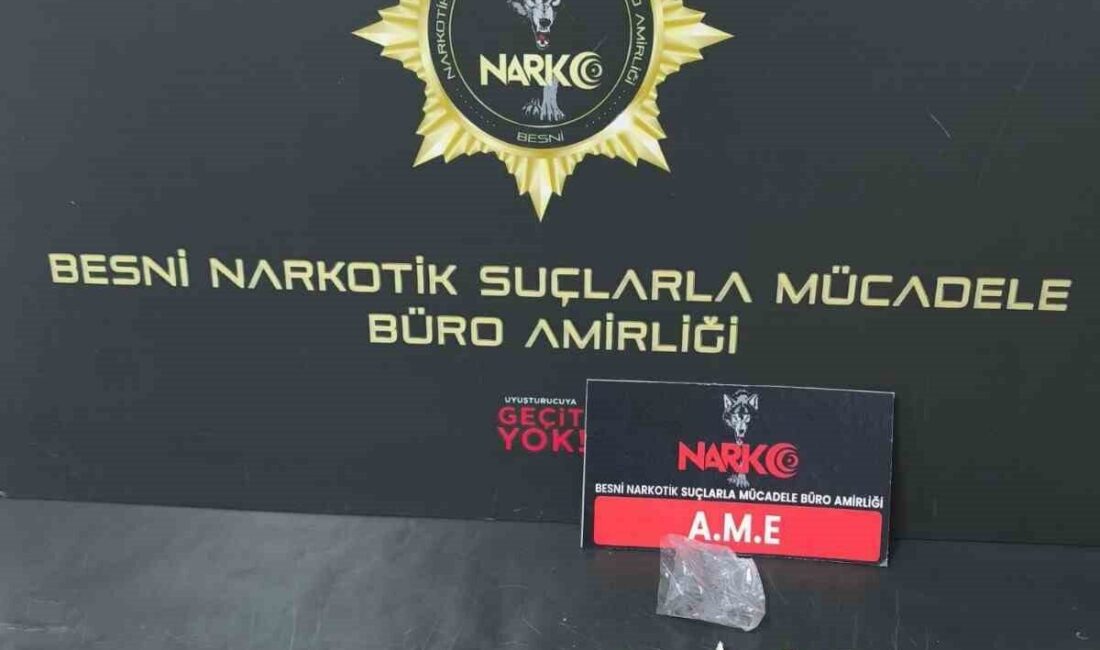 Adıyaman’ın Besni ilçesinde durumundan şüphelenilerek durdurulan 3 şahsın üzerinden uyuşturucu