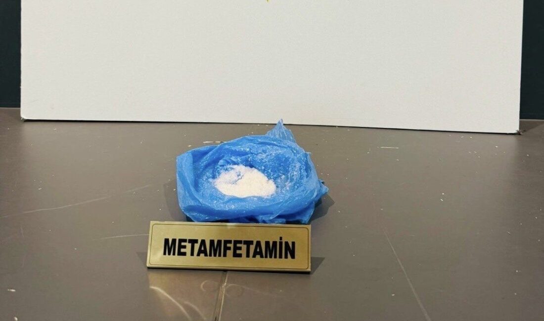 Samsun’da şüphe üzerinde narkotik polisi tarafından üzerinde arama yapılan 2