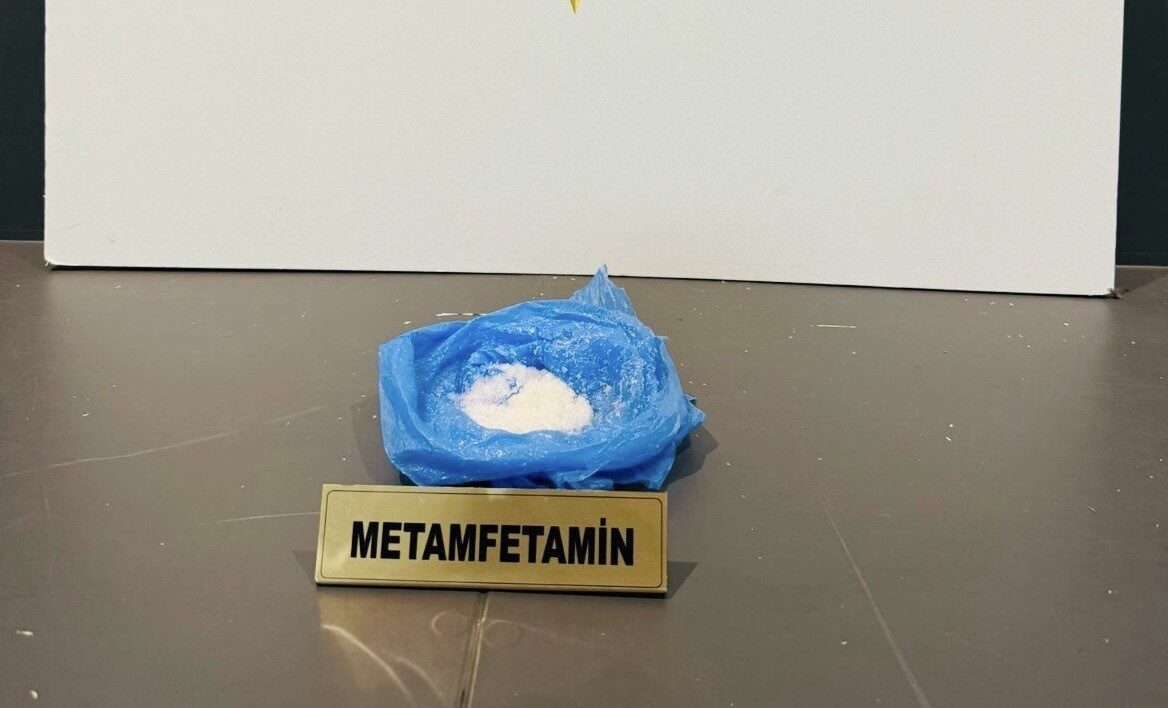 Samsun’da şüphe üzerinde narkotik polisi tarafından üzerinde arama yapılan 2