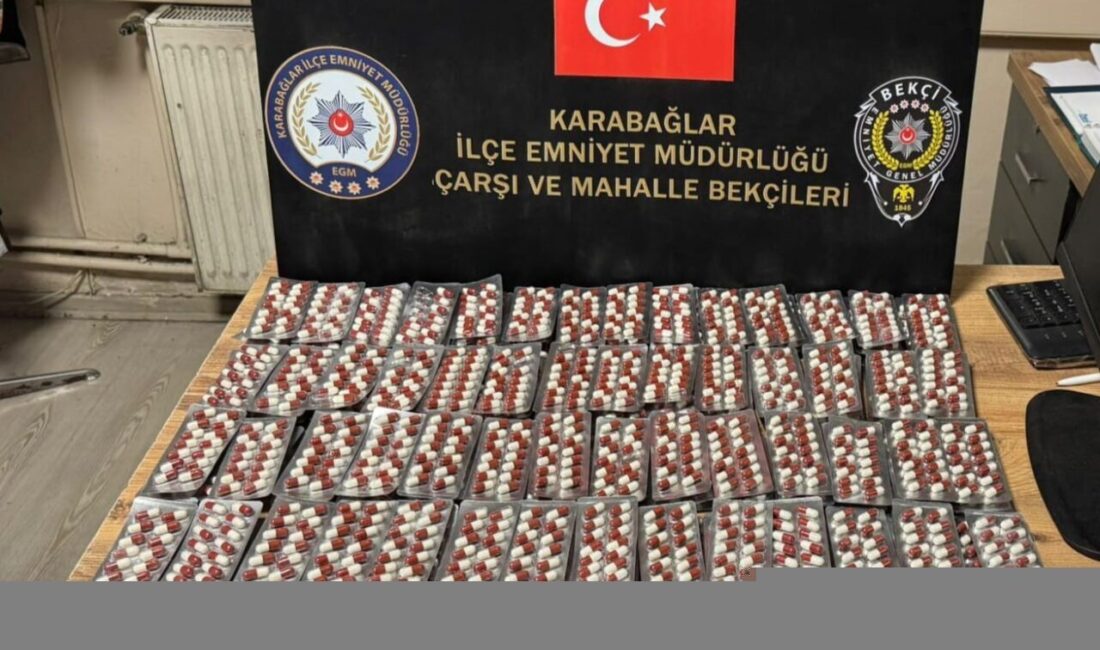 İzmir’in Karabağlar ilçesinde devriye gezen çarşı ve mahalle bekçileri, şüphe